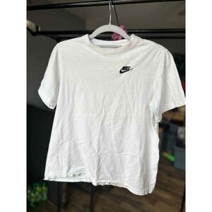 Nike Sportswear Youth XL White Short Sleeve Embroidered Logo T-Shirt